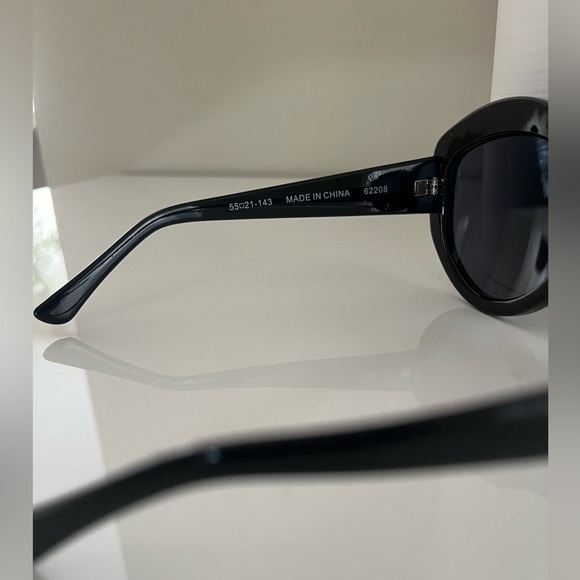 AJ Morgan Sunglasses-shiny black frame-metal hardware-impact resistant lenses - Picture 3 of 7